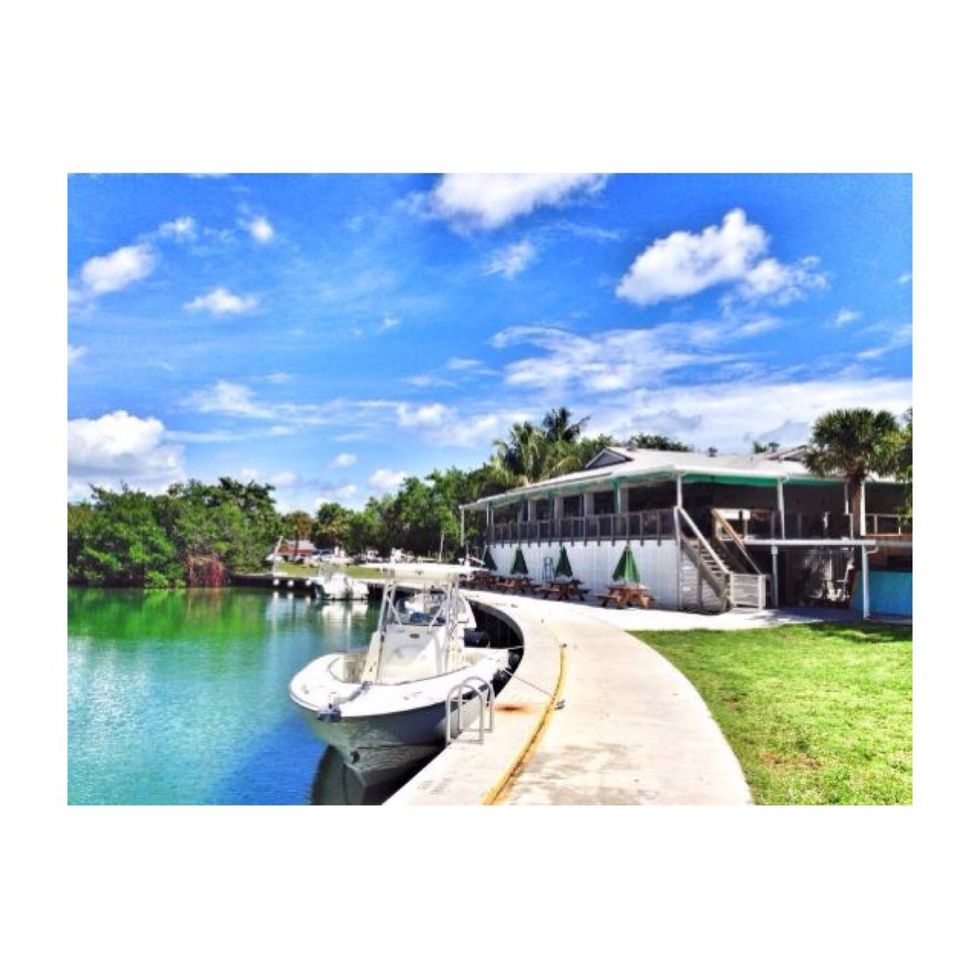 Este restaurante es excelente en general. Cuenta con platos deliciousa sabrosas, personal amable y una hermosa vista del agua.Se puede acceder por barco. Se encuentra en un hermoso parque con el agua.
