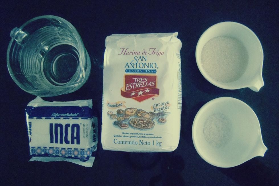 Estos son los ingredientes: - 1 kilo de Harina de Trigo - 250 gr. de Manteca Vegetal - 5 Cucharadas (soperas) de Az\u00facar - 1 Cucharada peque\u00f1a de Sal - 500 ml. de Agua Caliente