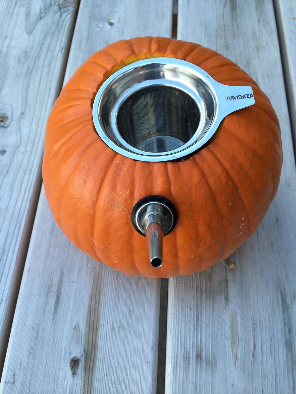 Et maintenant, vous \u00eates pr\u00eat \u00e0 infuser ! Ins\u00e9rez votre infuseur dans la citrouille.