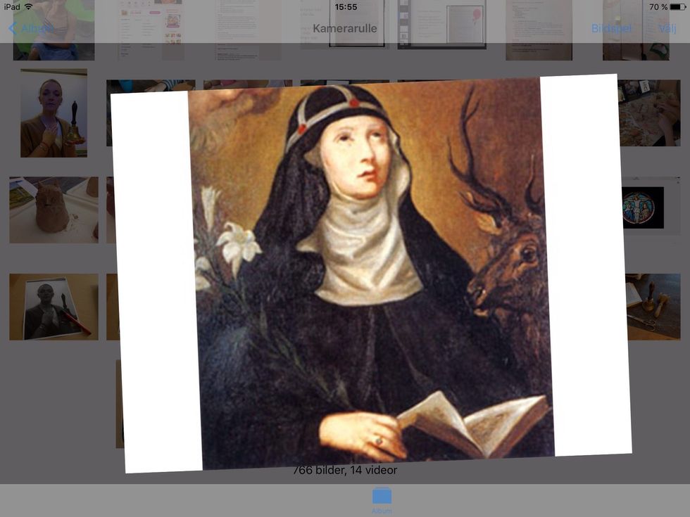 Ett helgon \u00e4r en avliden person som varit s\u00e4rskilt gudfruktig, allts\u00e5 gjort sitt b\u00e4sta f\u00f6r att tj\u00e4na Gud och f\u00f6lja hans vilja. Detta \u00e4r helgonet Heliga Birgitta, l\u00e4gg m\u00e4rke till hur hon sitter.