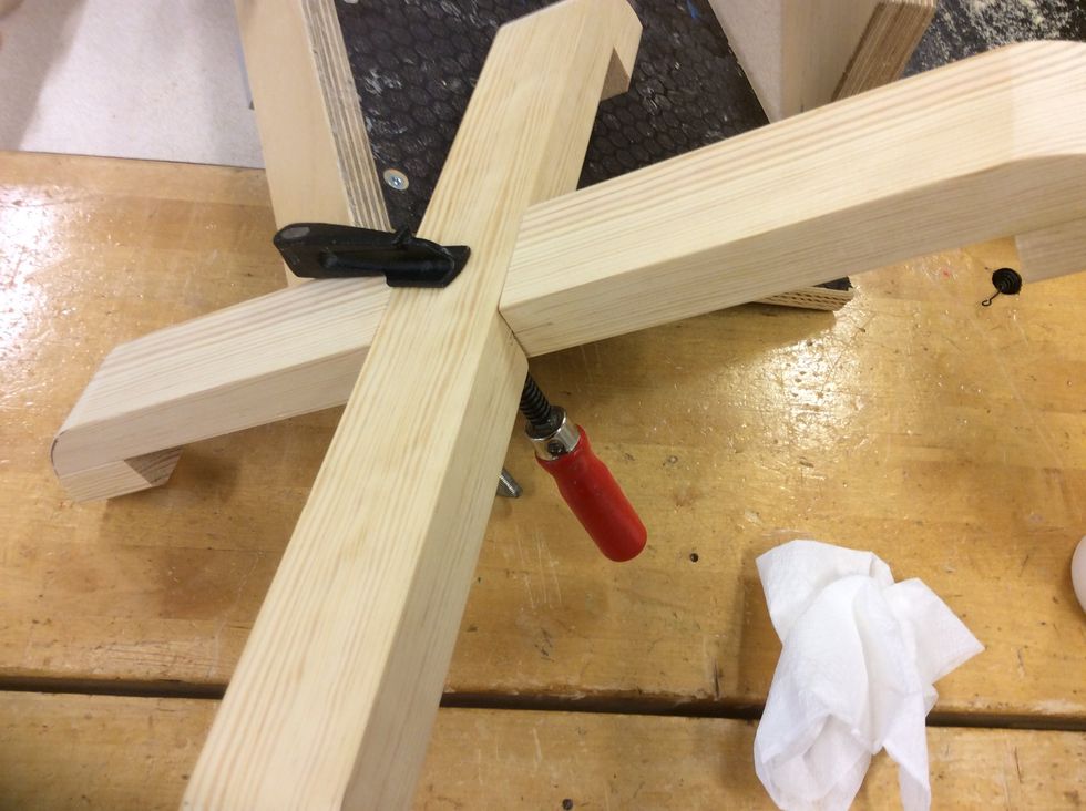 Ett tips \u00e4r att anv\u00e4nda en limkl\u00e4mma f\u00f6r extra tryck.