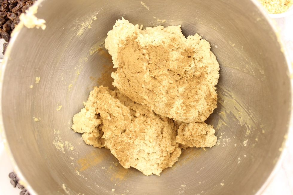Evenly sprinkle 1/2 teaspoon of ground cinnamon powder over the dough.