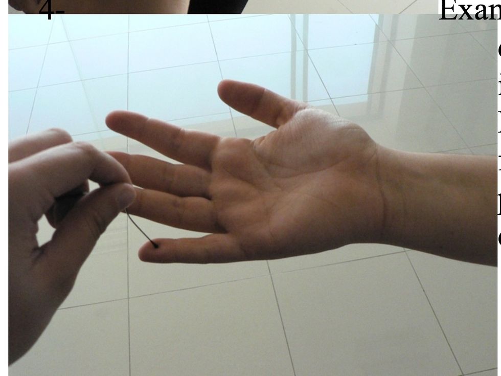 Examinar la sensibilidad de extremidades  Examine la sensibilidad de brazos, manos y pies utilizando objetos impredecibles como hisopos, algod\u00f3n o un l\u00e1piz.