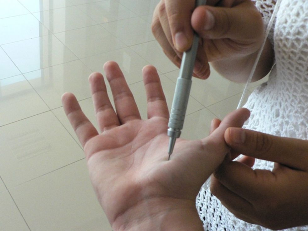 Examine la sensibilidad al dolor con un imperdible o un l\u00e1piz. Presione con diferente fuerza y pregunte al paciente si siente la diferencia.