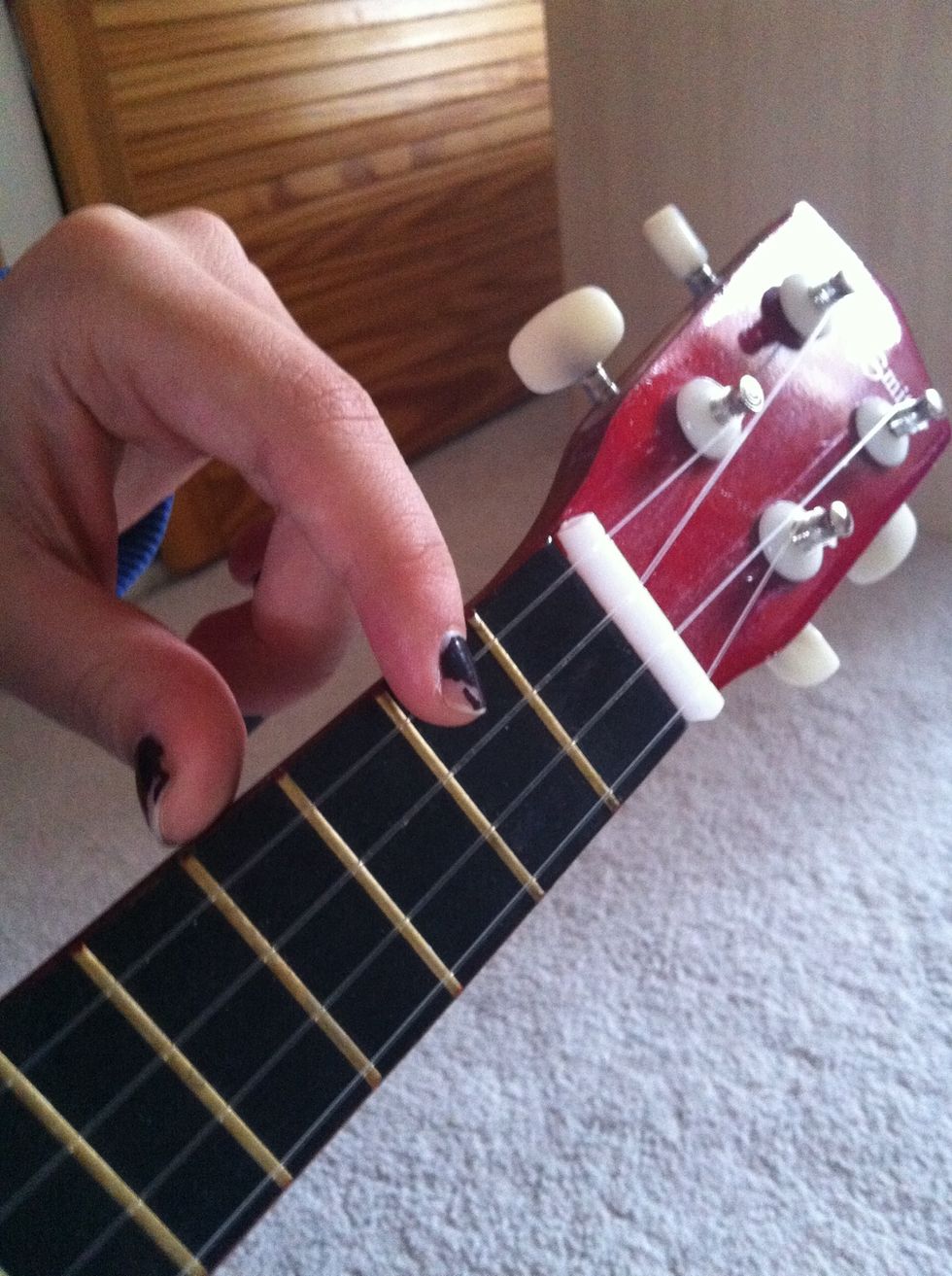 (Excuse my chipped nail varnish) First, you need to tune the 1st string correctly to G(4). This is the most important part that will help you tune the rest of the strings.