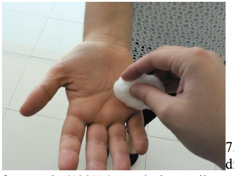 Explorar la sensibilidad al tacto ligero Utilizar un algod\u00f3n fino, toque la superficie de la piel ligeramente, evitando la presi\u00f3n. Pregunte al paciente si siente que lo tocan.  Evite callosidades.