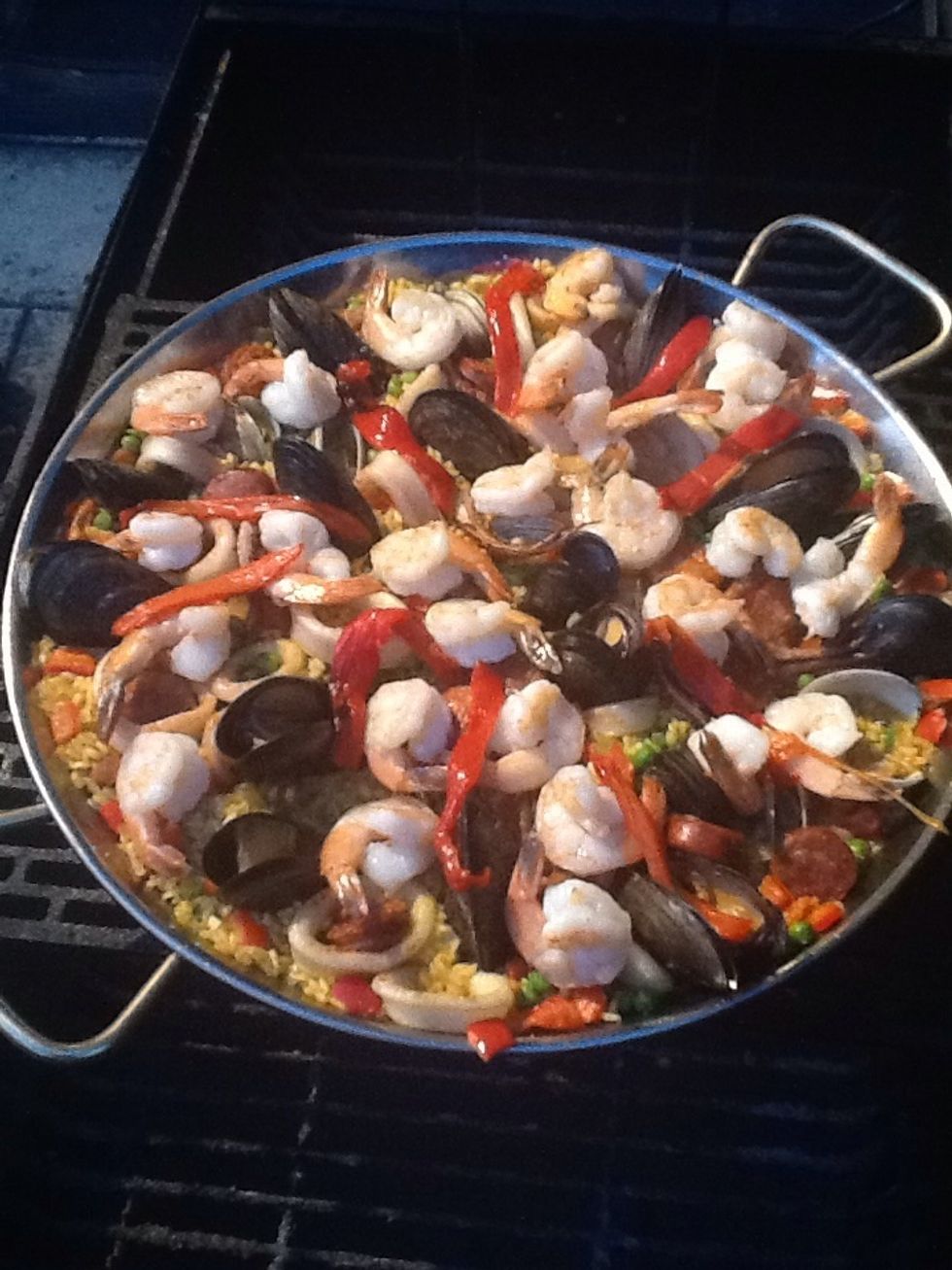 Exprime un lim\u00f3n por encima de la paella. Sirve la paella. \u00a1BUEN PROVECHO!