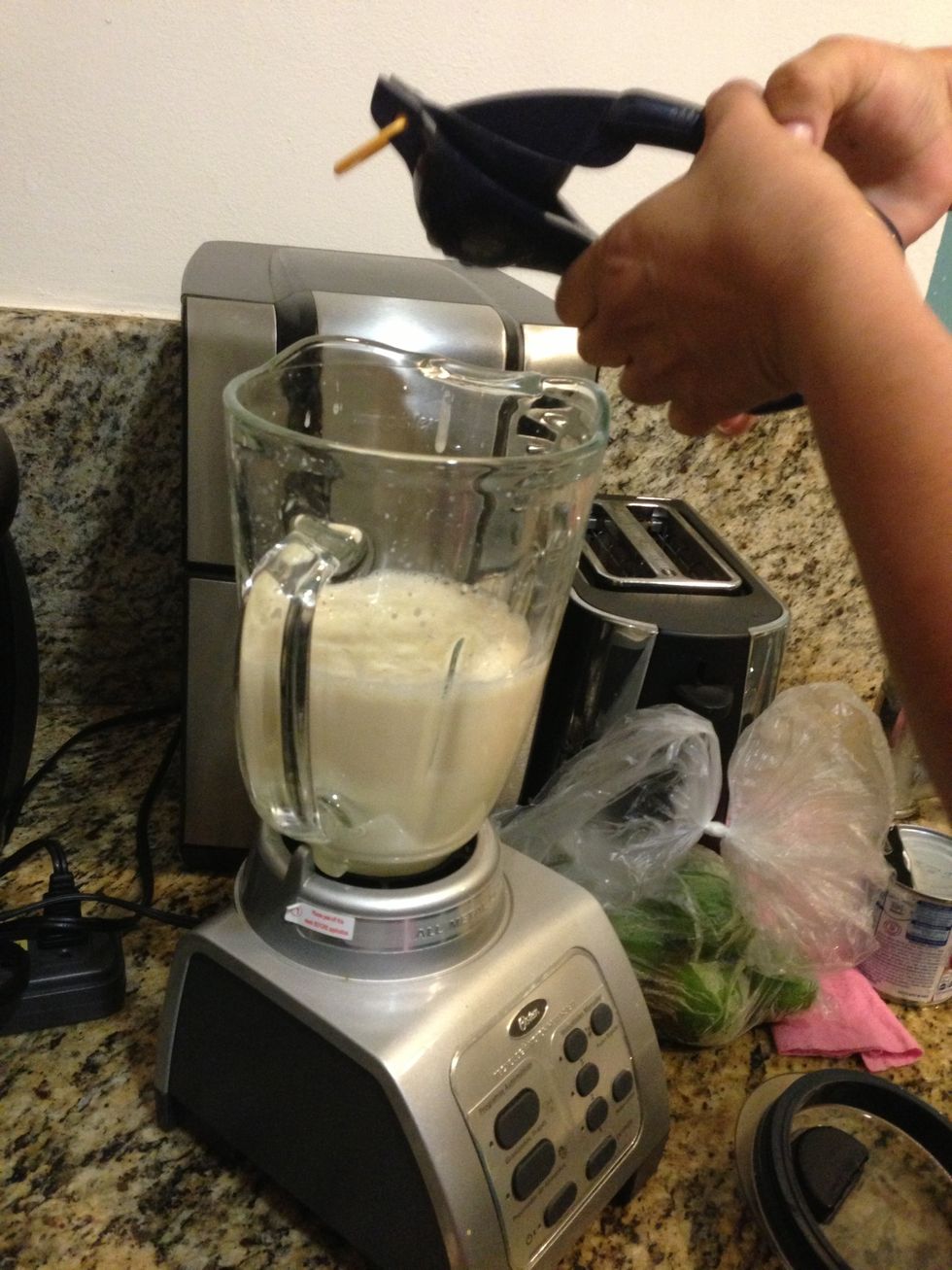 Exprimen los limones en la licuadora