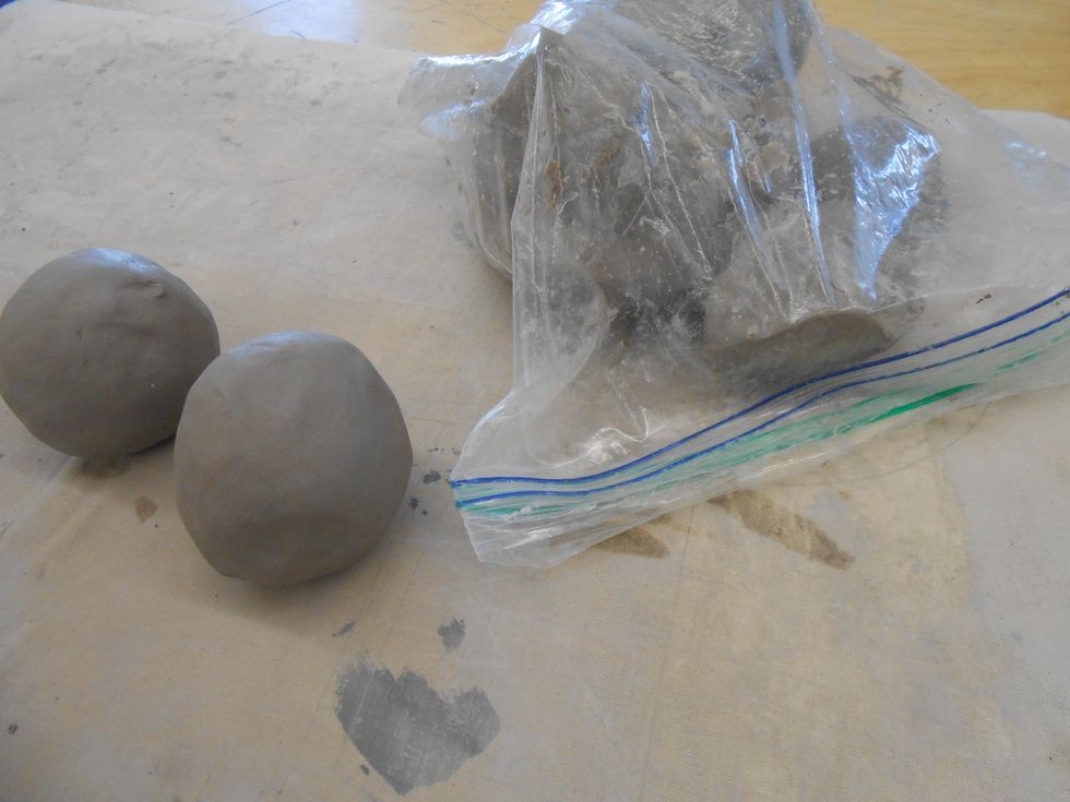 Extra clay place in the bag to stay moist