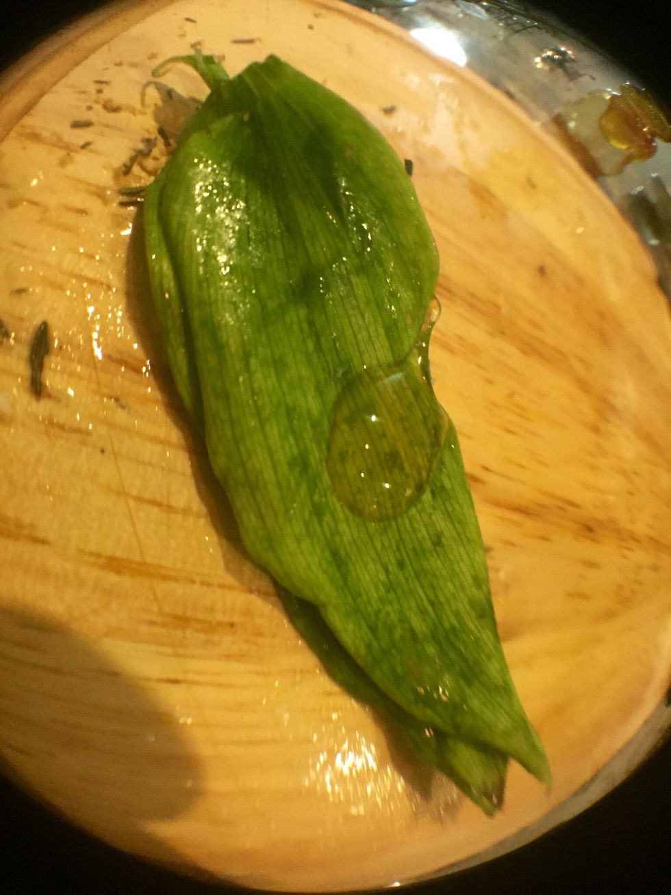 Extra touch, rub some honey on a green leaf from any flower and roll it up to make a nice deco piece for your mix.