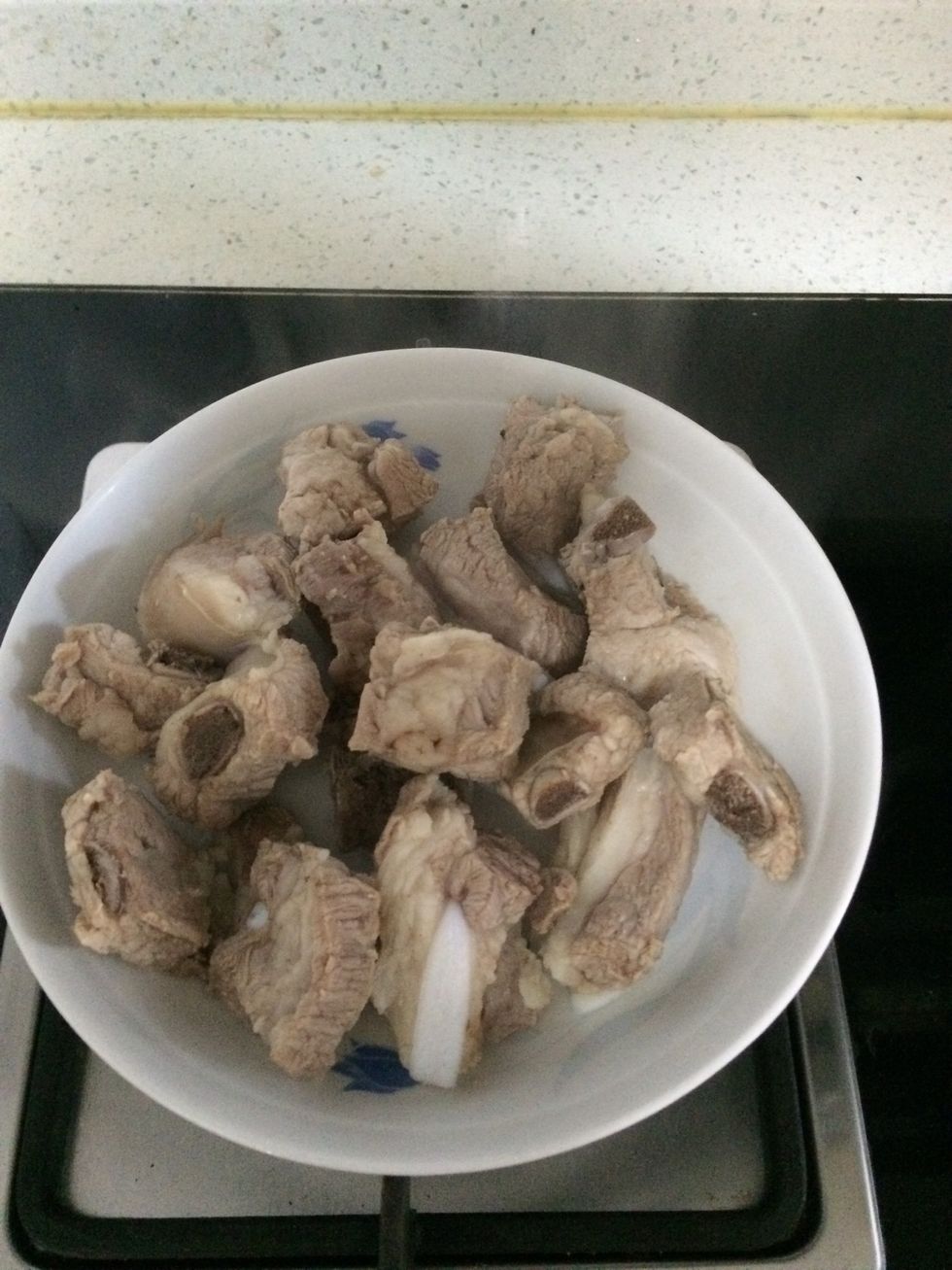 Extract spareribs from boiling water.