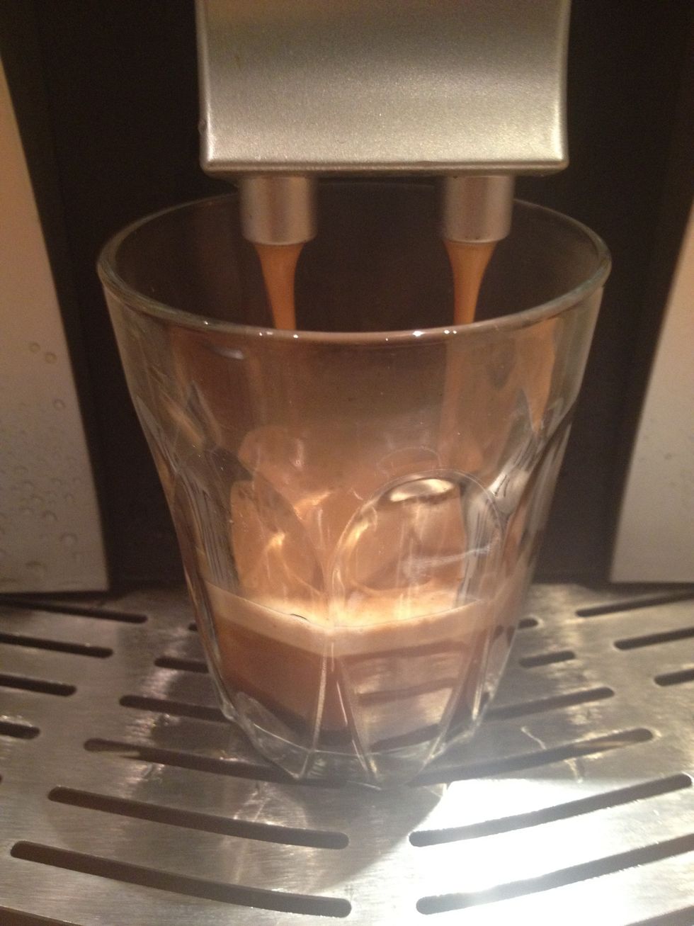 Extract the coffee ( this is an automatic machine does not require manual extraction)