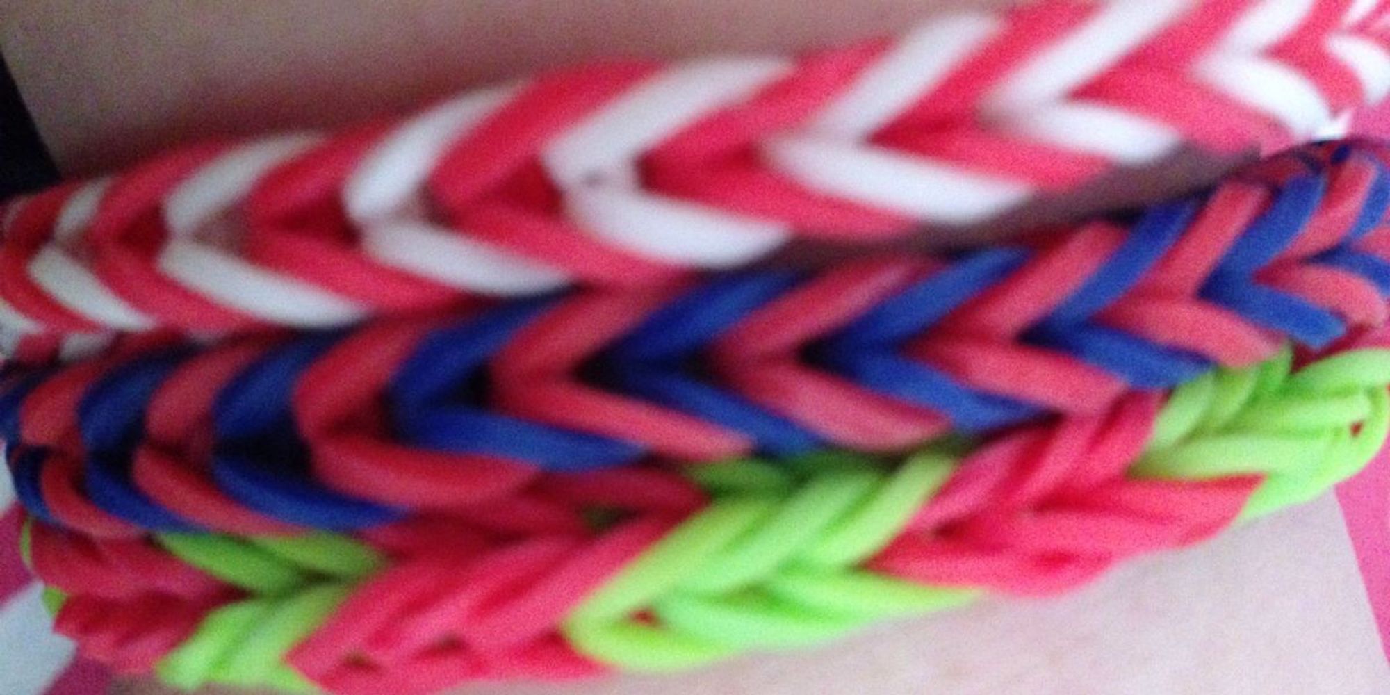 How to make a fishtail rainbow loom bracelet! B+C Guides