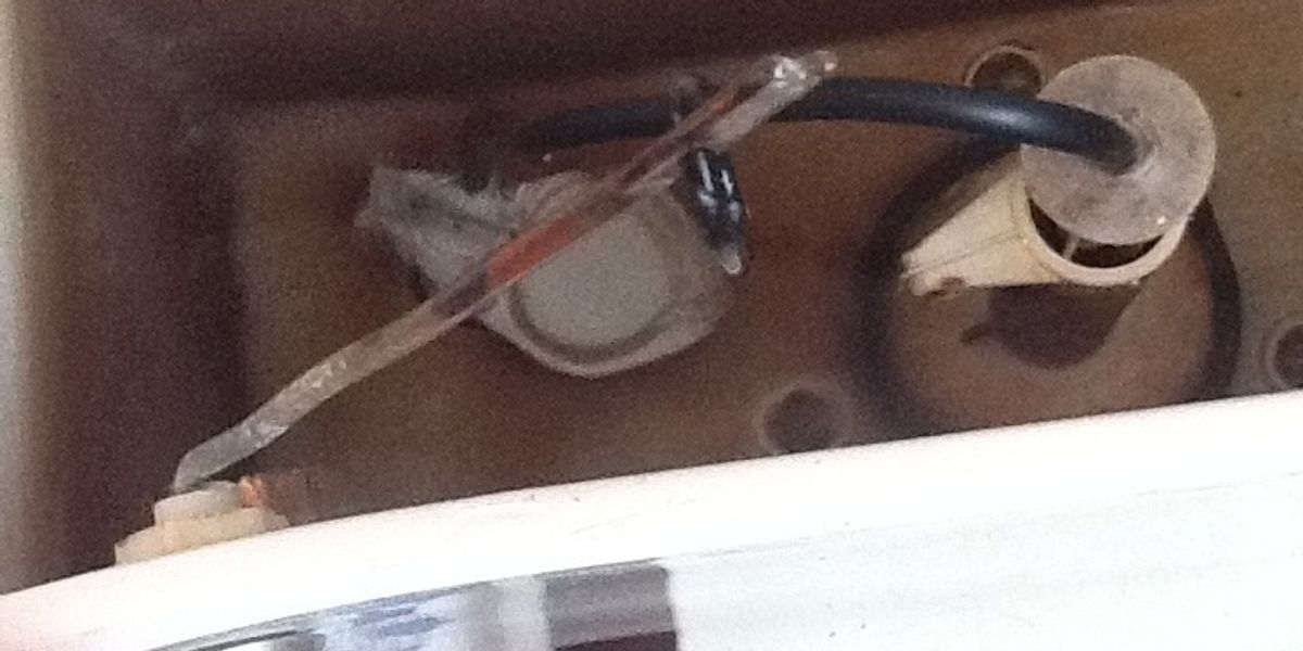 How to fix a toilet flusher B+C Guides