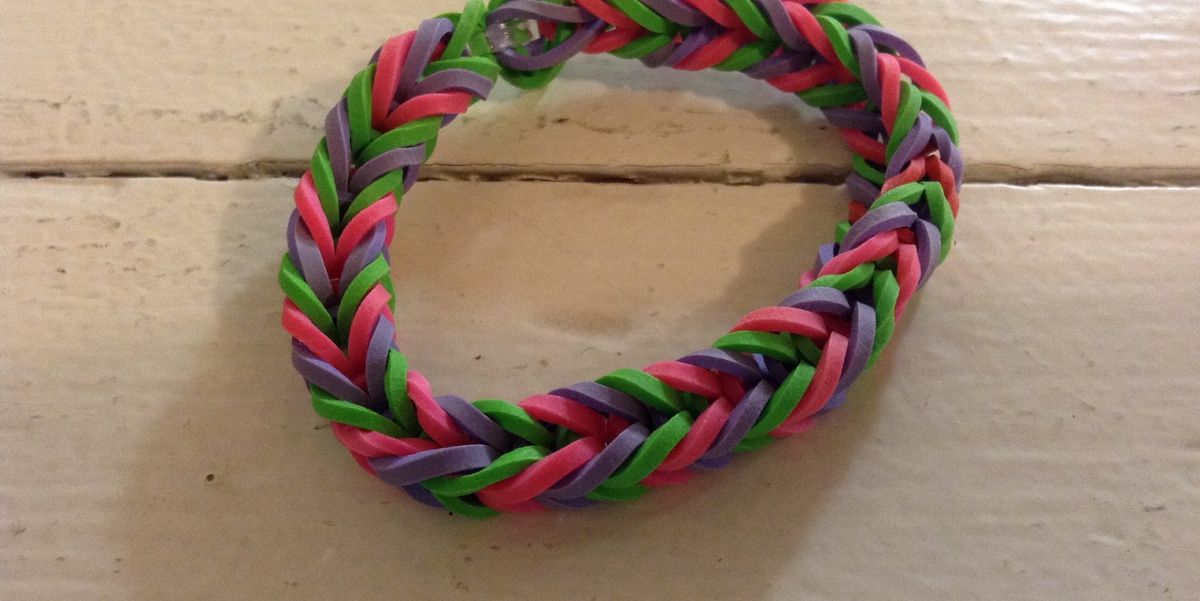 How to make a rubber band fishtail bracelet. B+C Guides