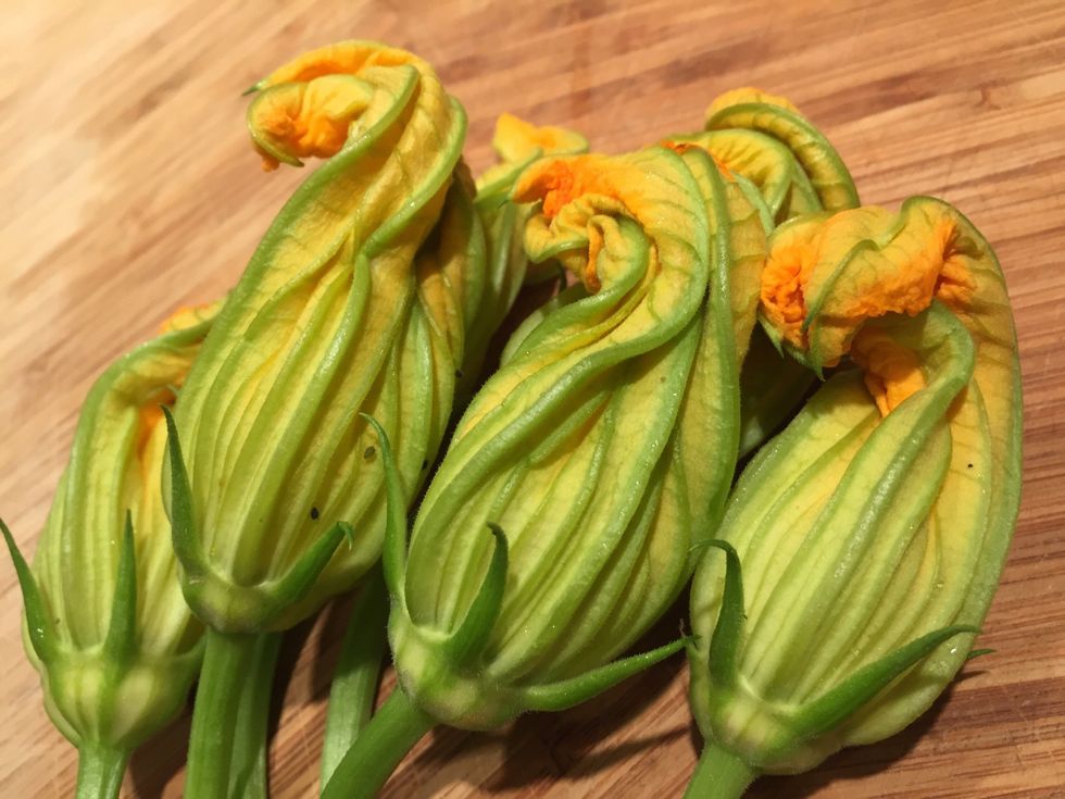 do squash blossoms taste good