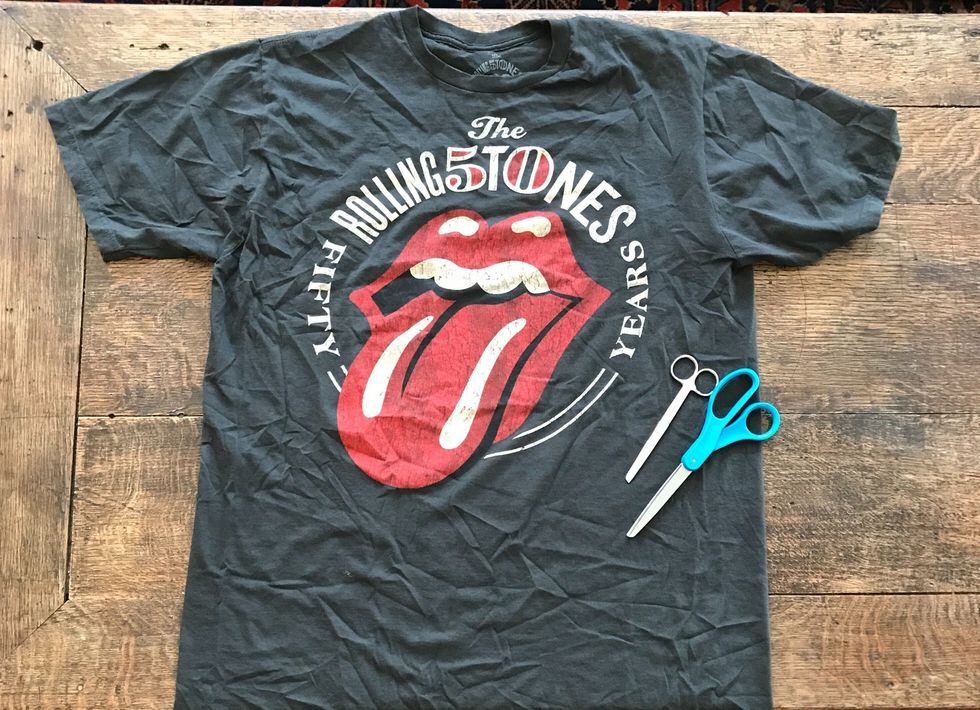 How to cut holes in tee shirts B+C Guides