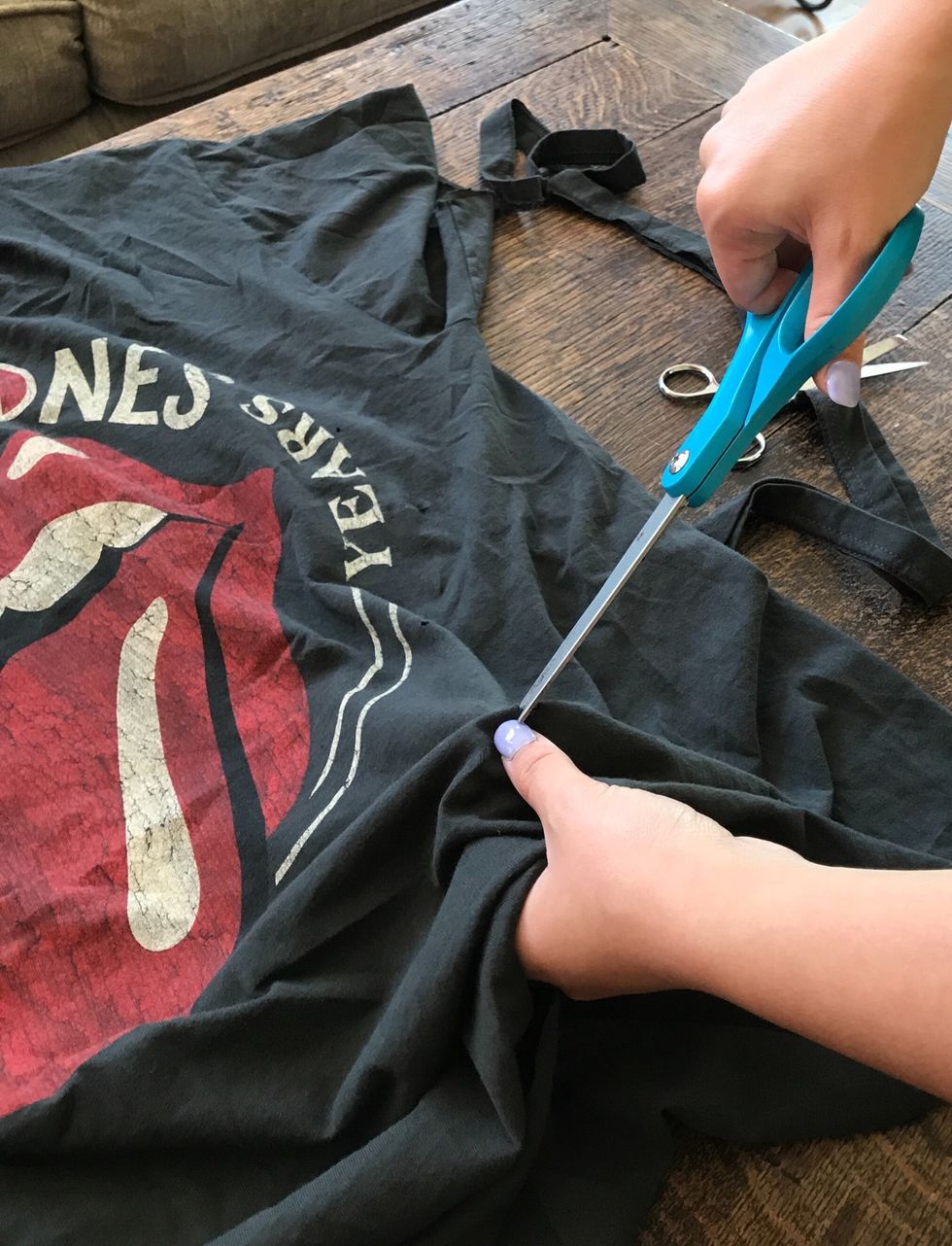 How to cut holes in tee shirts B+C Guides