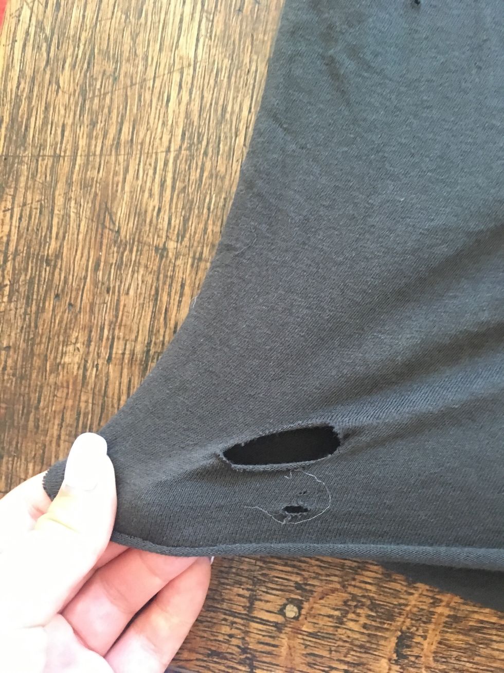 How to cut holes in tee shirts - B+C Guides