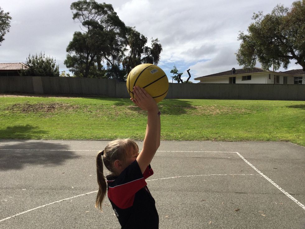 How to shoot a goal in netball B+C Guides