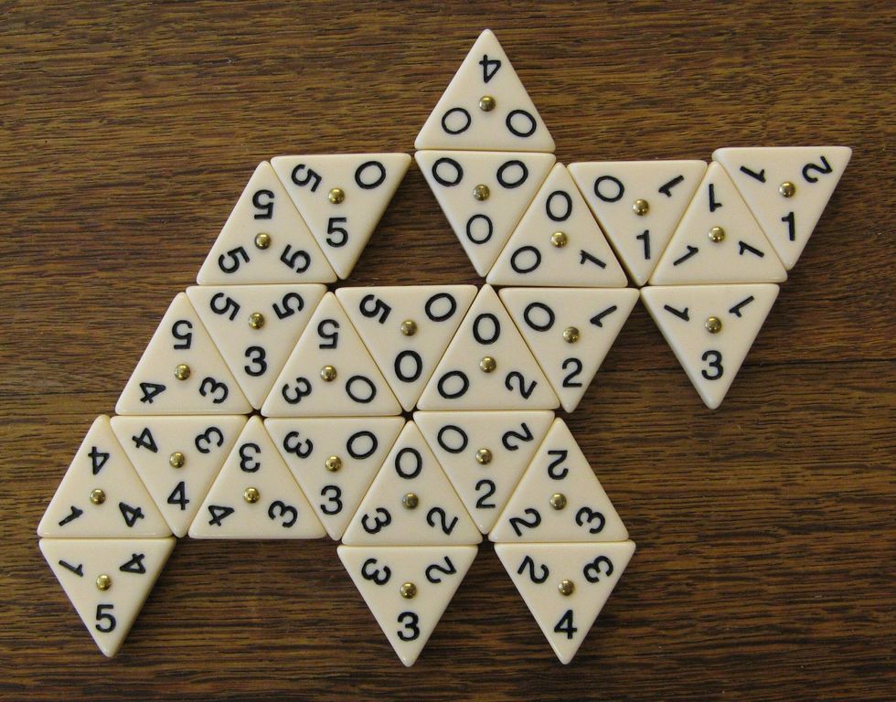 How to play triominoes - B+C Guides