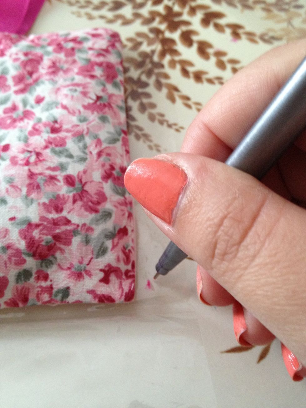 How to cellophane wrap a small gift to sell B+C Guides