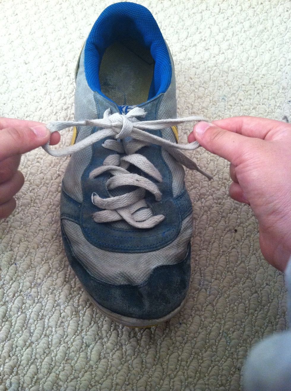 How to tie your shoes in less than 2 seconds - B+C Guides