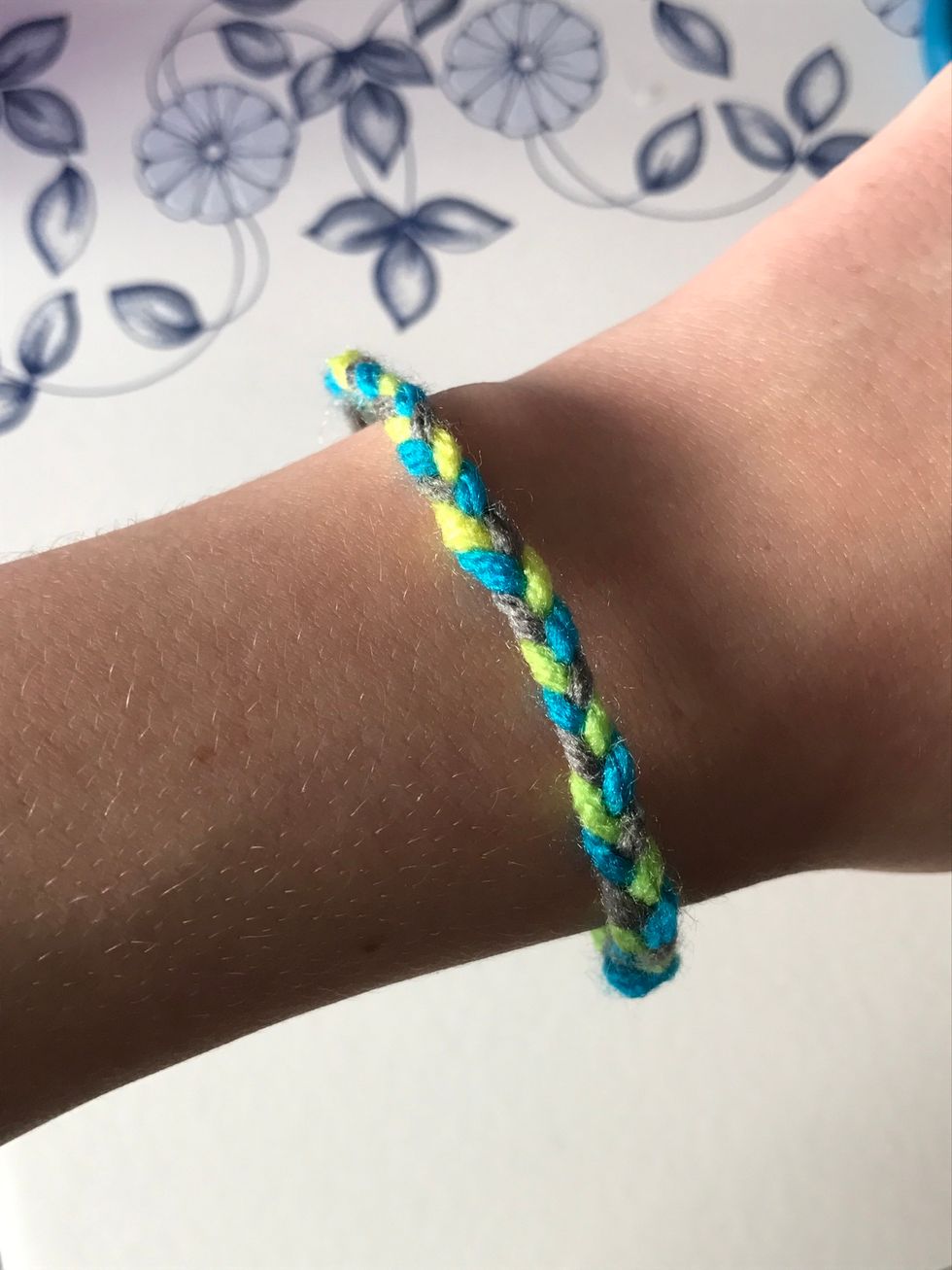 How to make a cute yarn bracelet B+C Guides