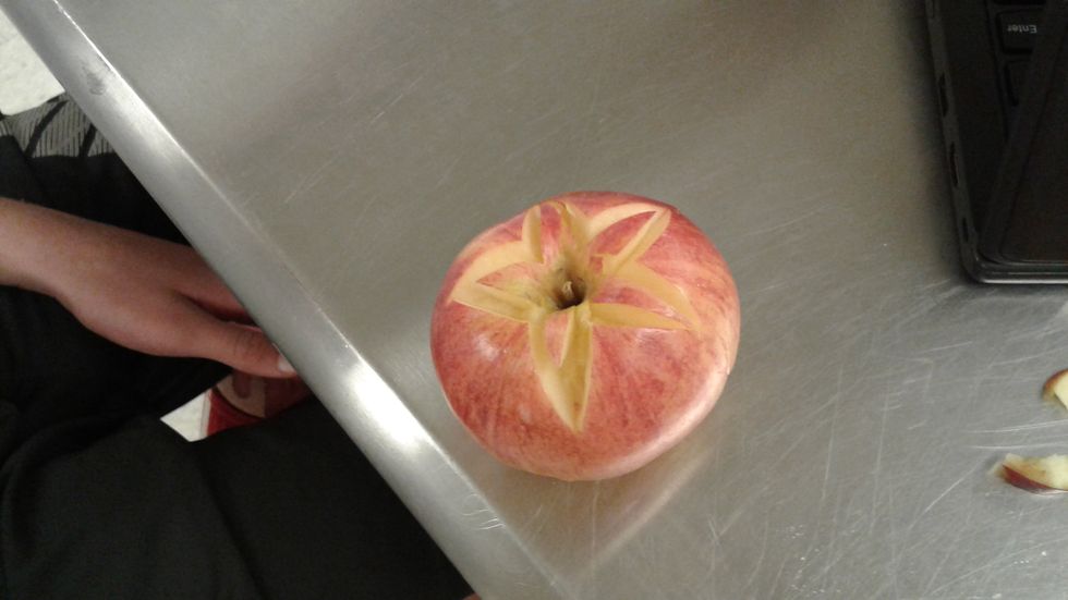 How to carve an apple flower B+C Guides