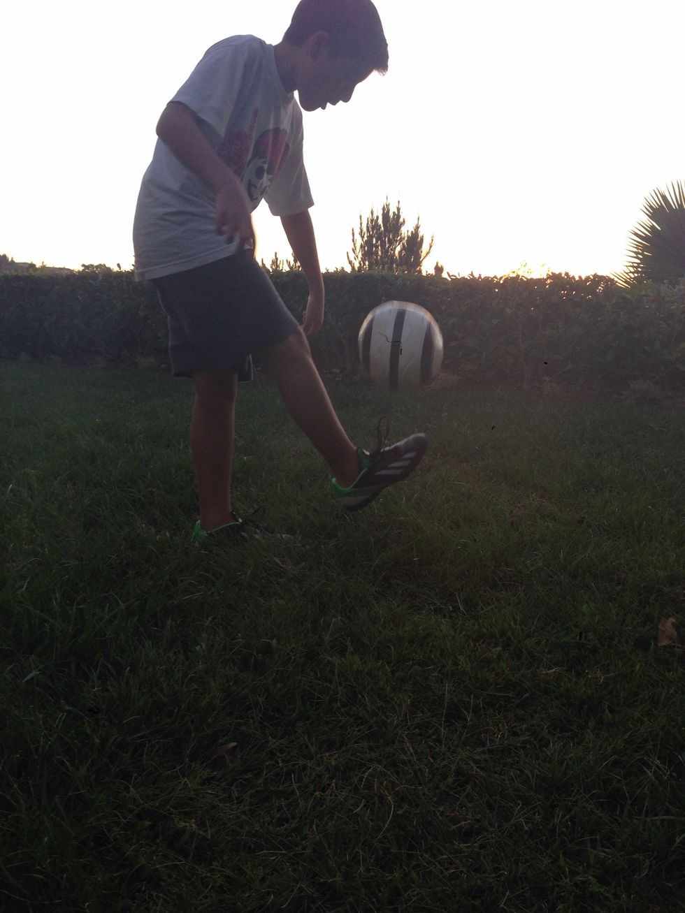 How to juggle a soccer ball B+C Guides