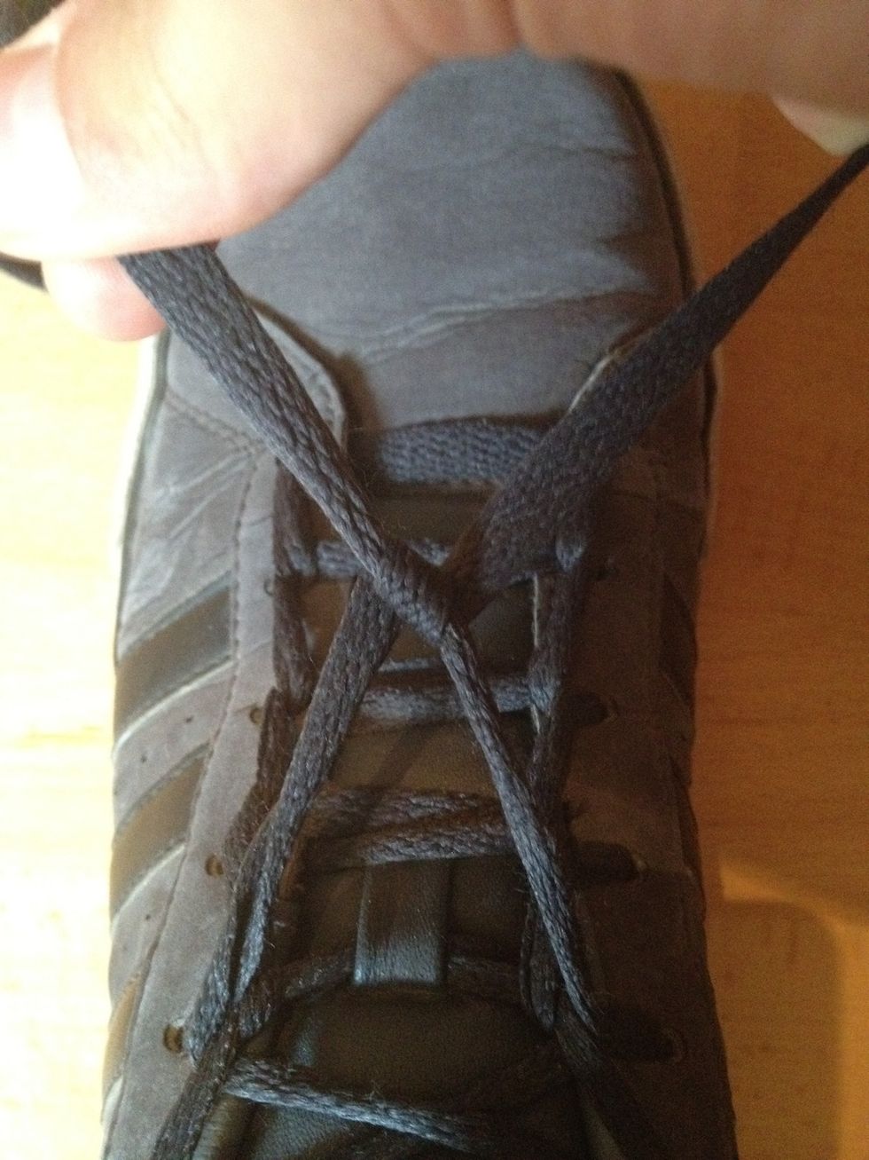 How to tie your shoe in 5 seconds - B+C Guides