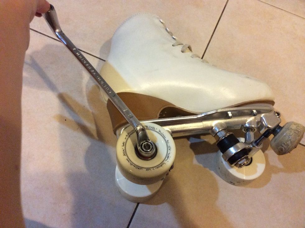 How to change the wheels on your roller skates B+C Guides