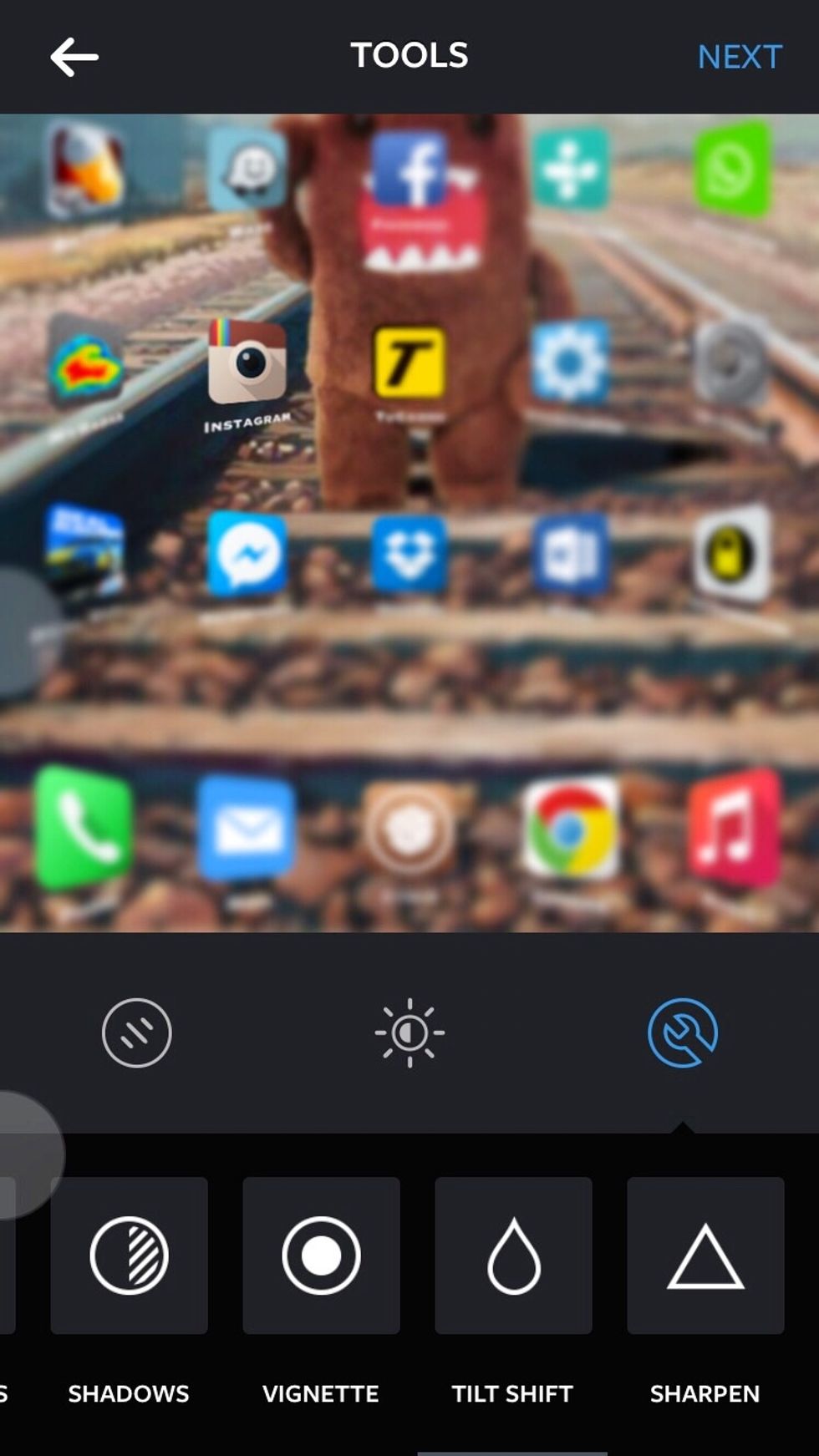 How to blur out surrounding apps and highlight app wanted B+C Guides