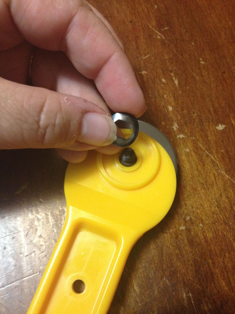 How to put together a fabric cutting wheel B+C Guides