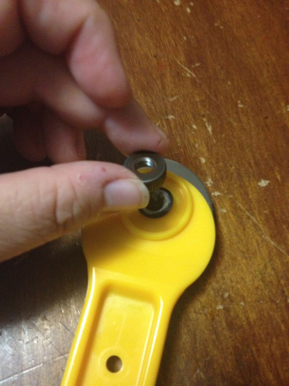 How to put together a fabric cutting wheel B+C Guides