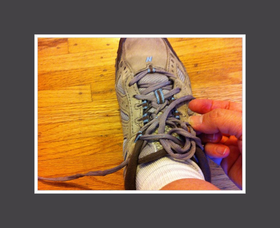 How to tie shoelaces with one hand - B+C Guides