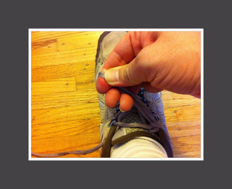 How to tie shoelaces with one hand B+C Guides