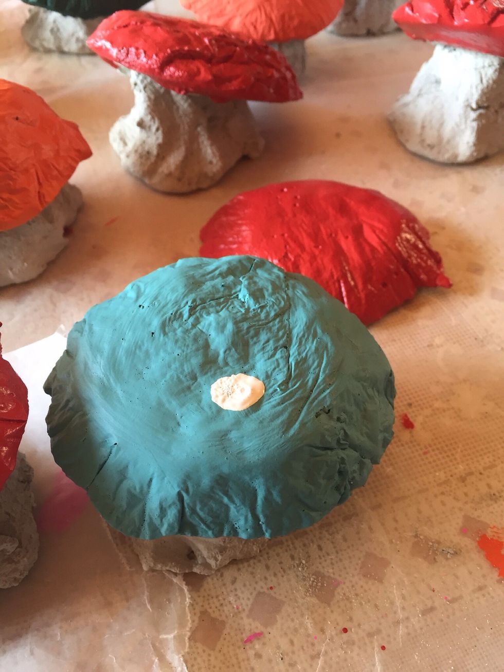 How to make concrete mushrooms for the garden - B+C Guides
