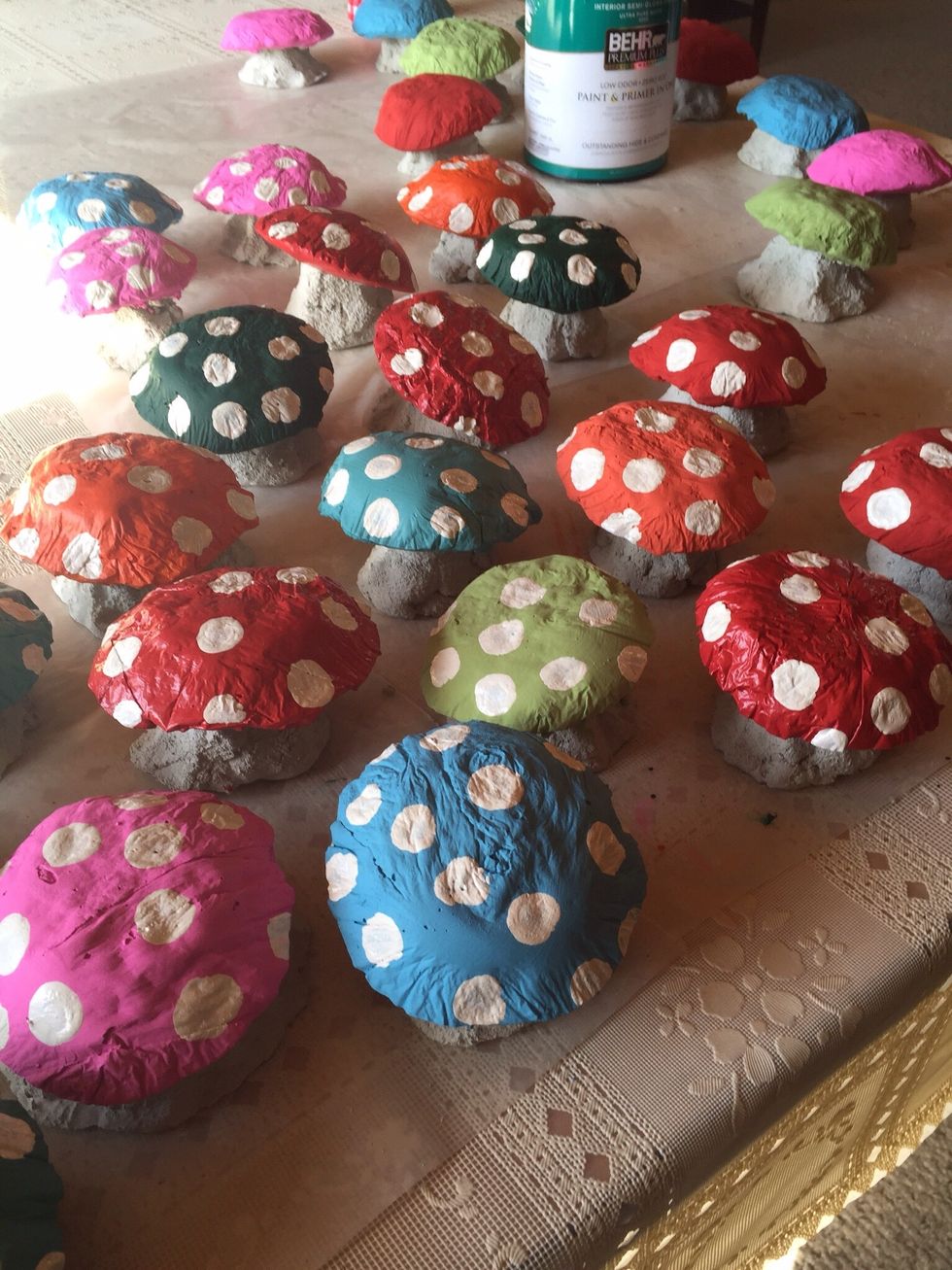 How to make concrete mushrooms for the garden - B+C Guides