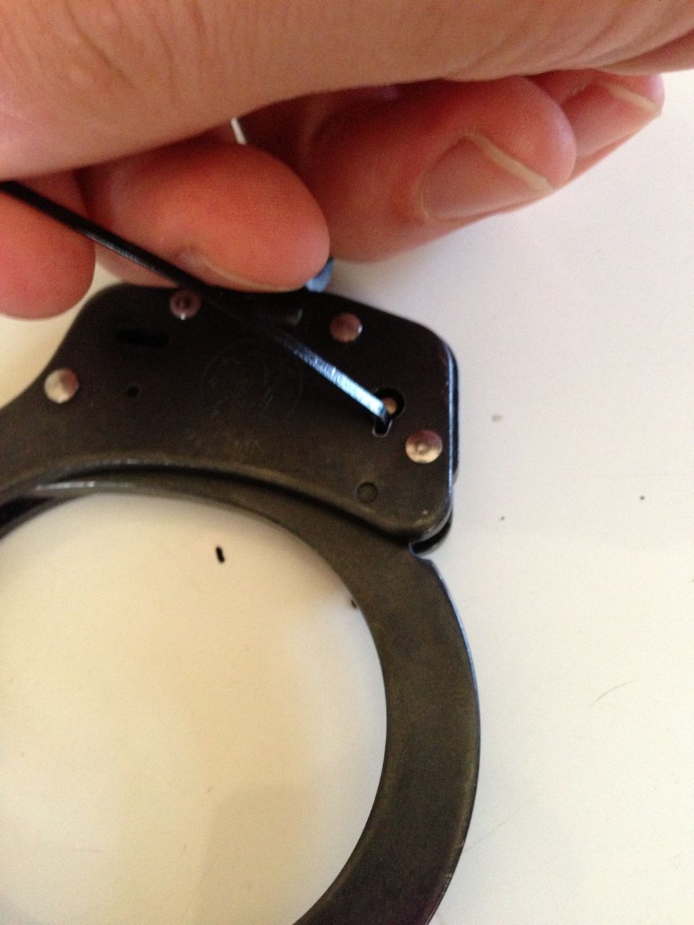 How to pick singlelocked handcuffs with a bobby pin B+C Guides