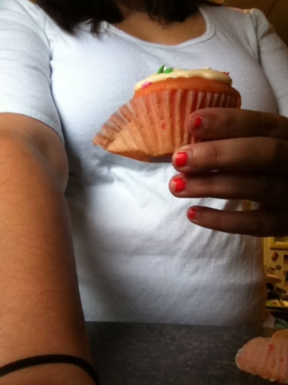 How to properly eat a cupcake B+C Guides