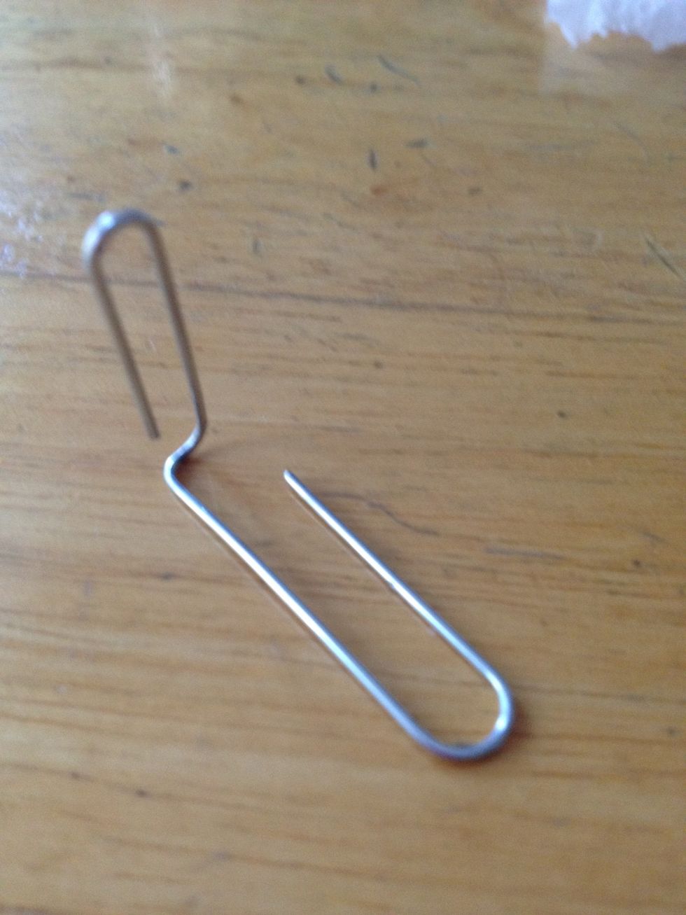 How to win a bet and amaze someone with a paperclip - B+C Guides