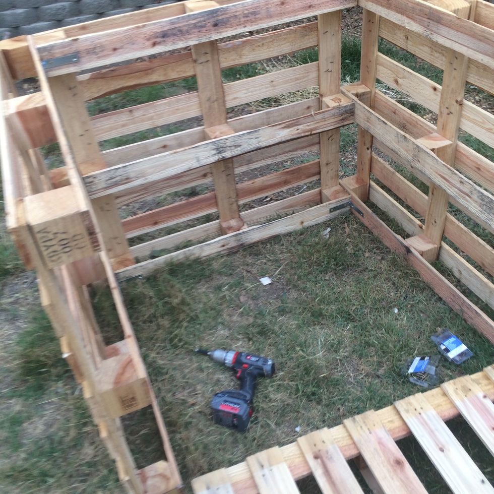 How to make a chicken coop out of pallets. B+C Guides