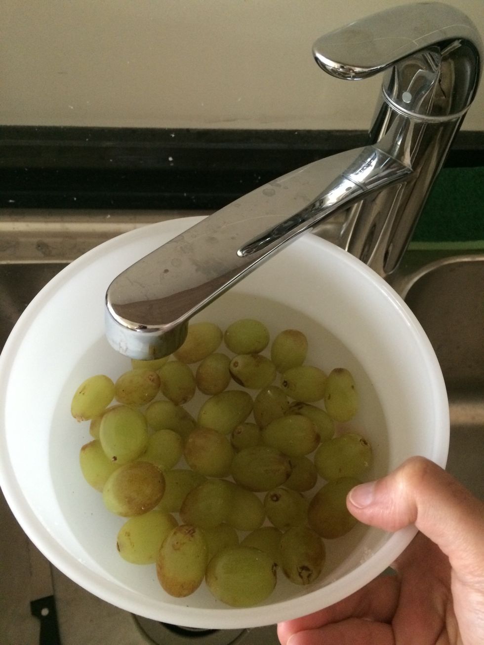 How to cut grapes in halves, quickly B+C Guides