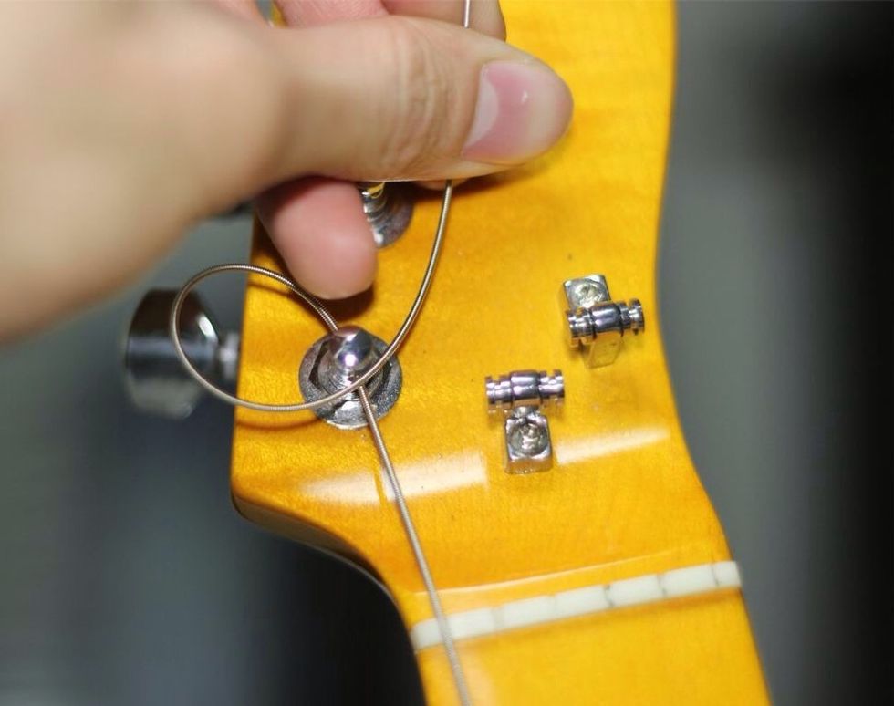 how-to-install-new-guitar-strings-b-c-guides