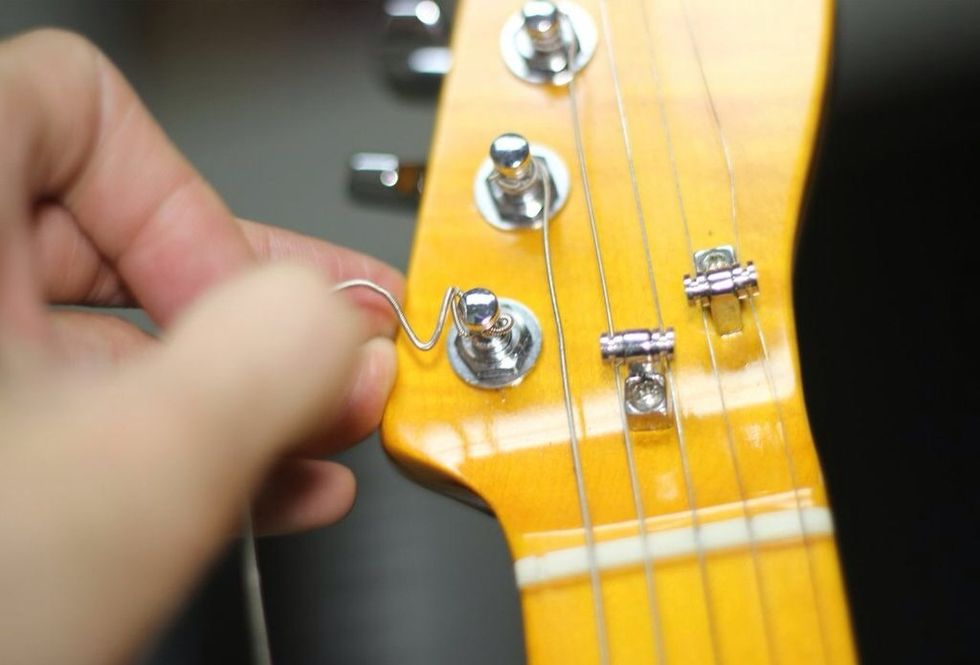 How to install new guitar strings B+C Guides