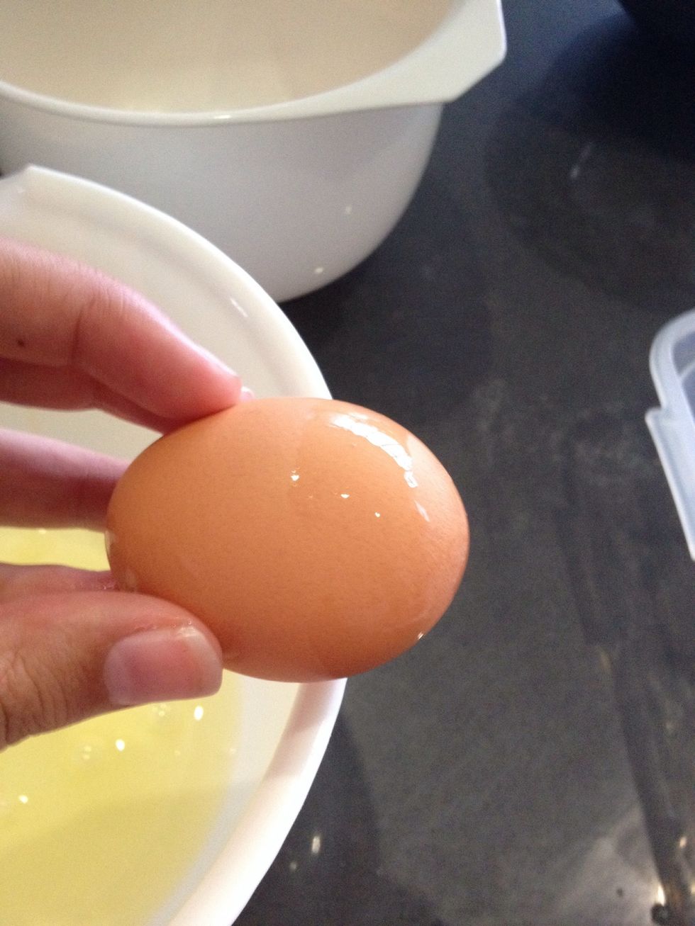 How to crack an egg and separate the yolk and the white B+C Guides