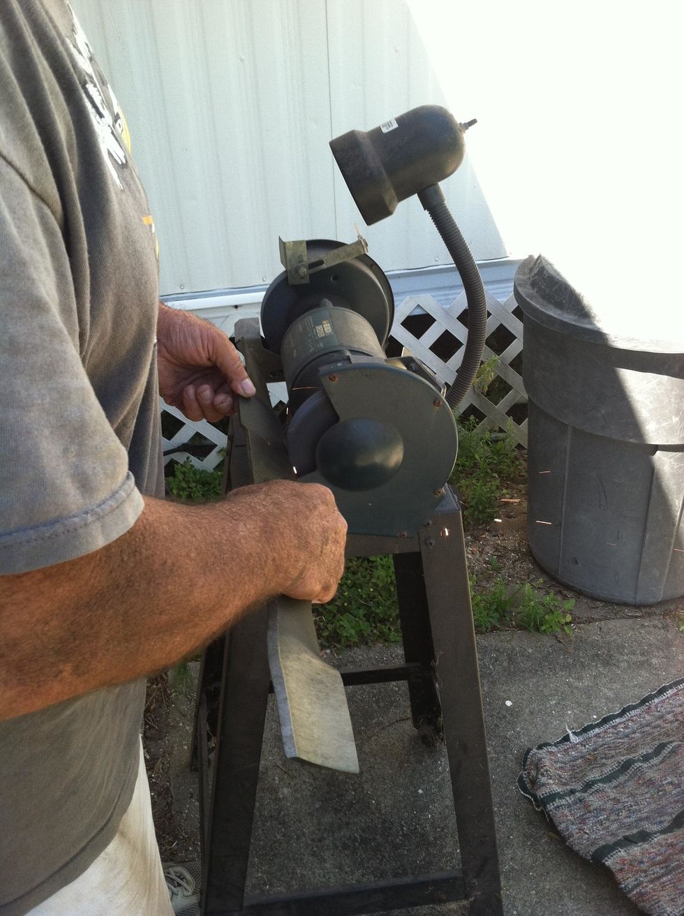 How to sharpen mower blades - B+C Guides