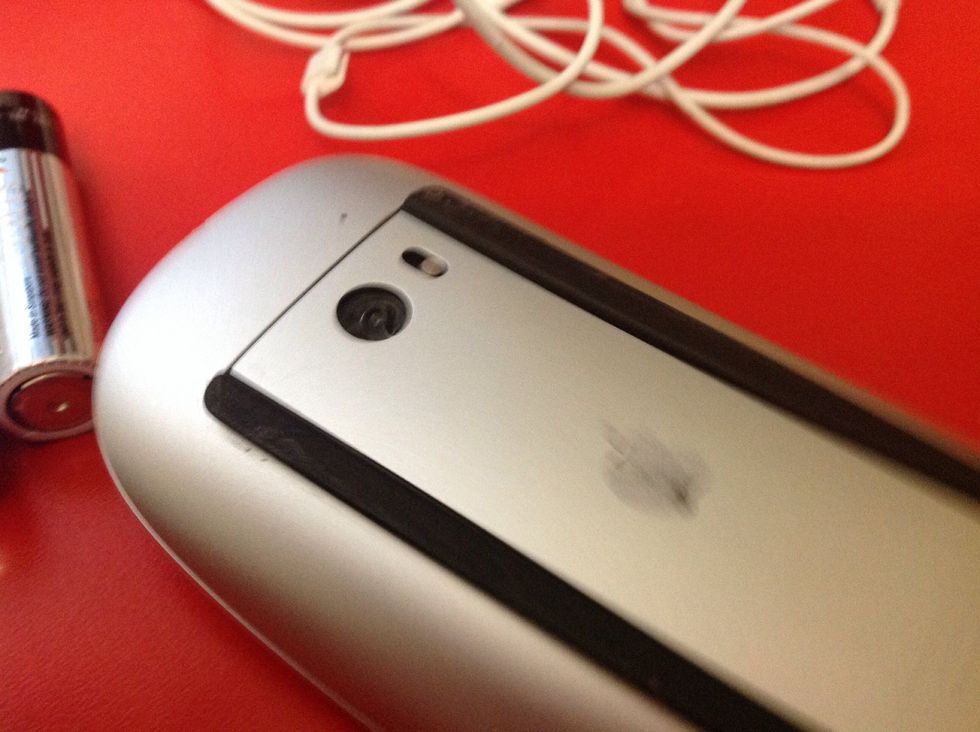 How to change your battery in your mac mouse - B+C Guides