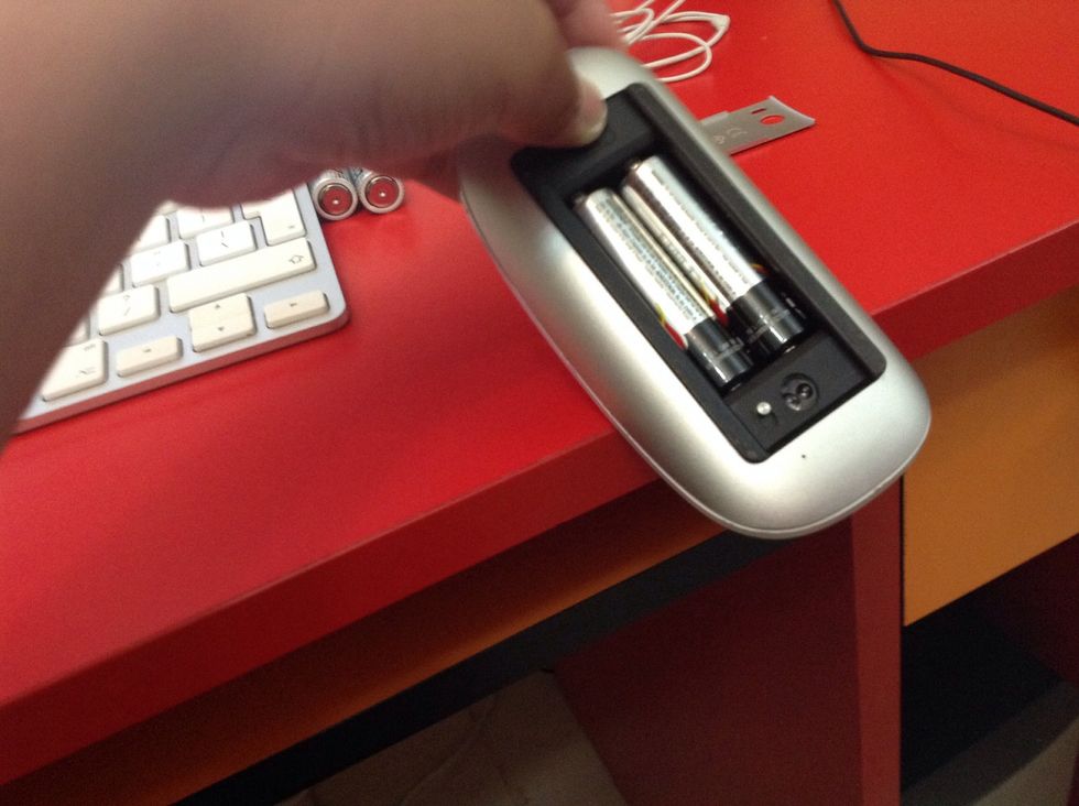 How to change your battery in your mac mouse B+C Guides